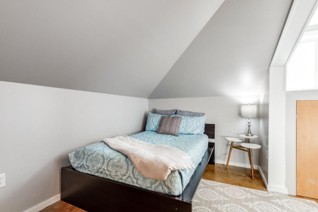 Walk Score 90!!-Historic Downtown District-2 Blocks To Famous Forsyth Park- Huge Private Patio-Private Parking سافانا المظهر الخارجي الصورة