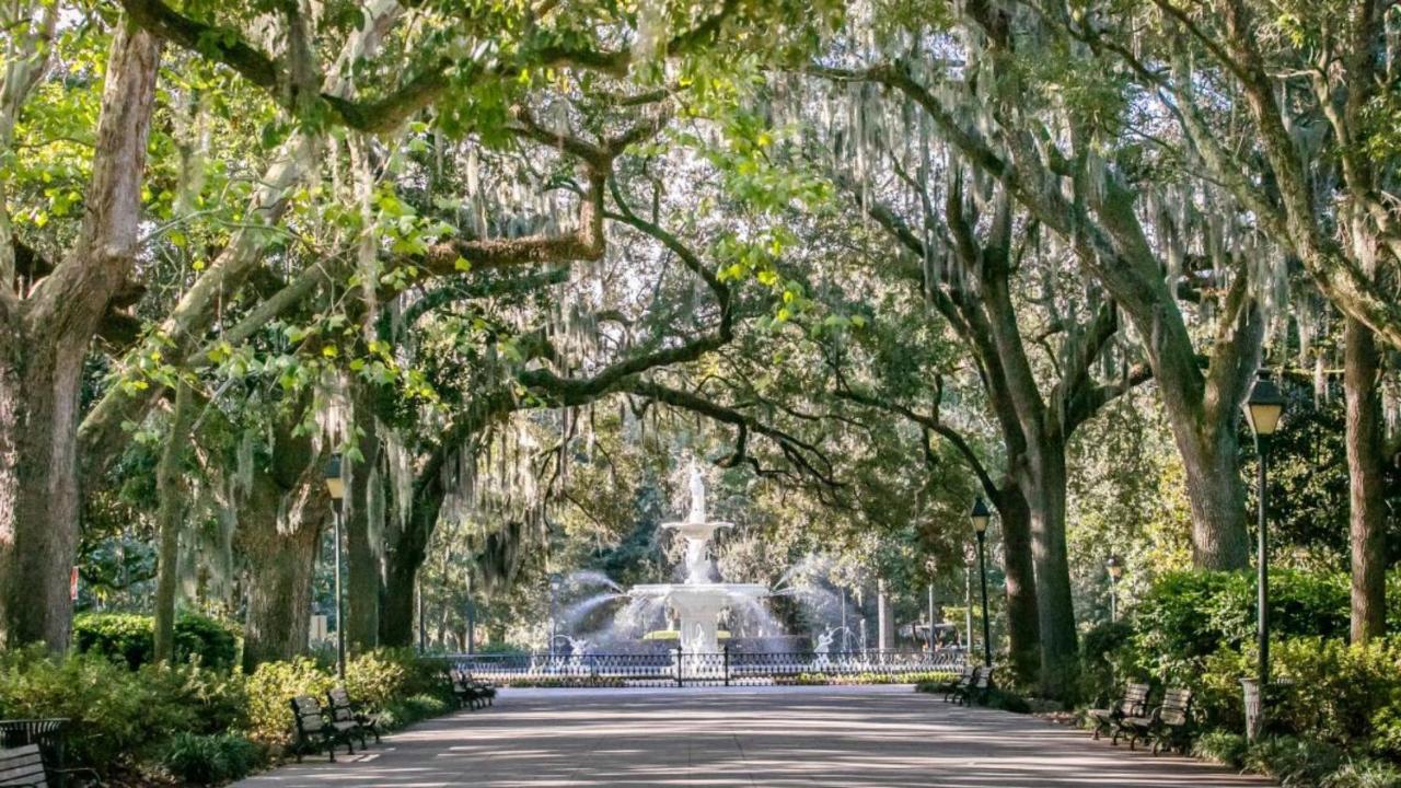 Walk Score 90!!-Historic Downtown District-2 Blocks To Famous Forsyth Park- Huge Private Patio-Private Parking سافانا المظهر الخارجي الصورة
