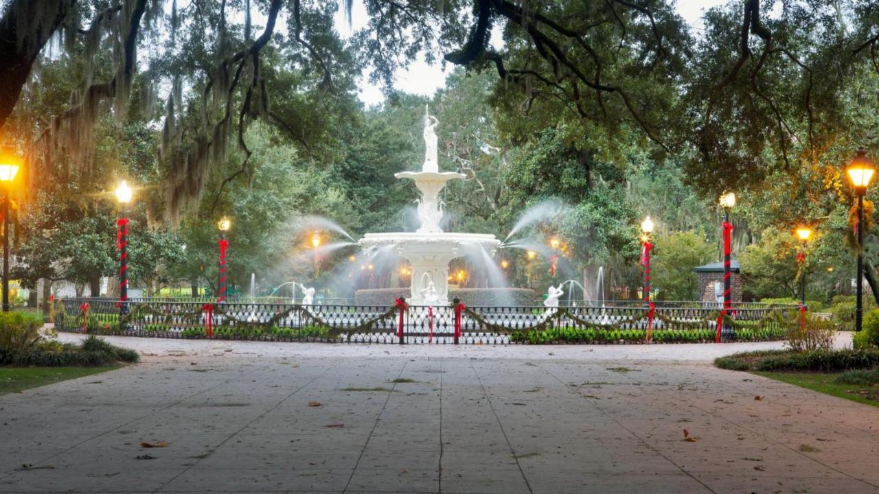 Walk Score 90!!-Historic Downtown District-2 Blocks To Famous Forsyth Park- Huge Private Patio-Private Parking سافانا المظهر الخارجي الصورة